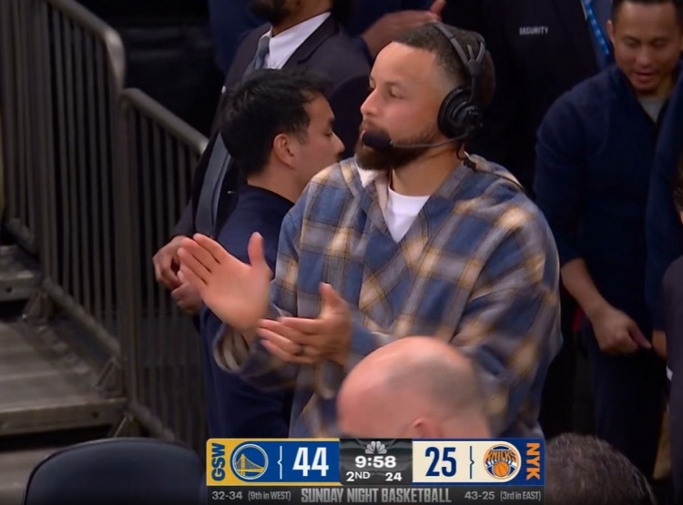 开云集团-场边库里看高兴了！小佩顿外线连中两记三分球 勇士领先19分打停